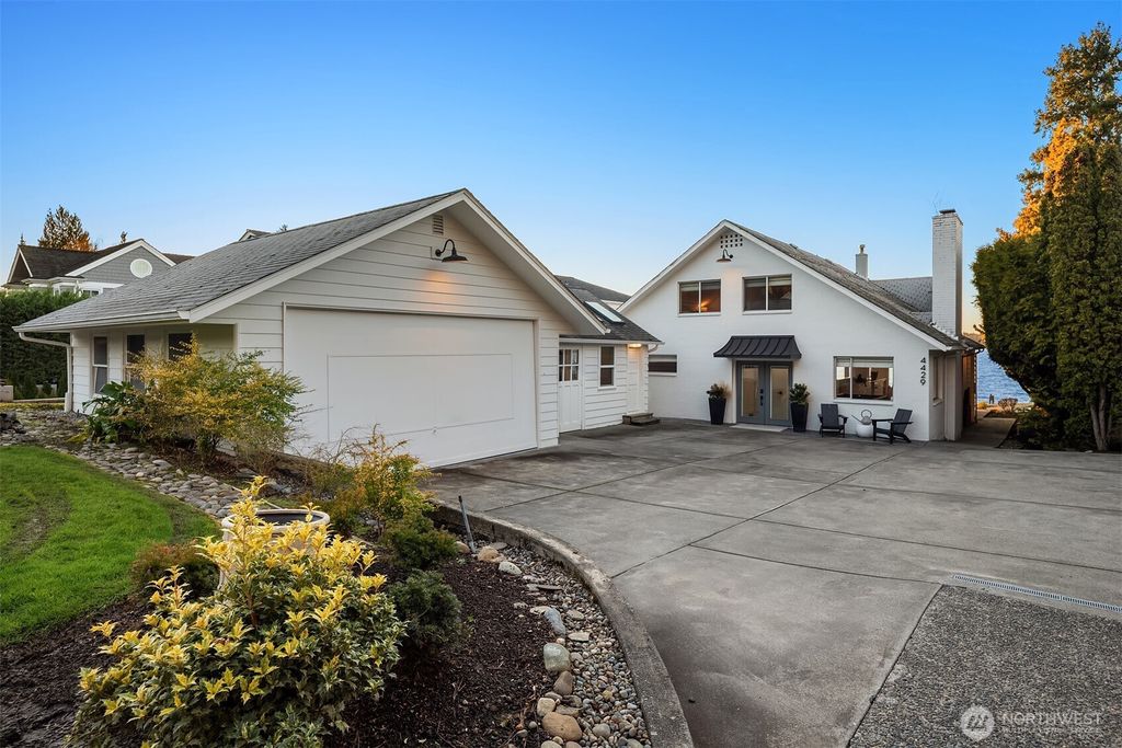 Photo of 4429 91st Avenue NE, Yarrow Point, WA 98004 (MLS # 2487289)
