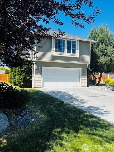Photo of 1042 S Lakeland Drive, Moses Lake, WA 98837 (MLS # 2395011)