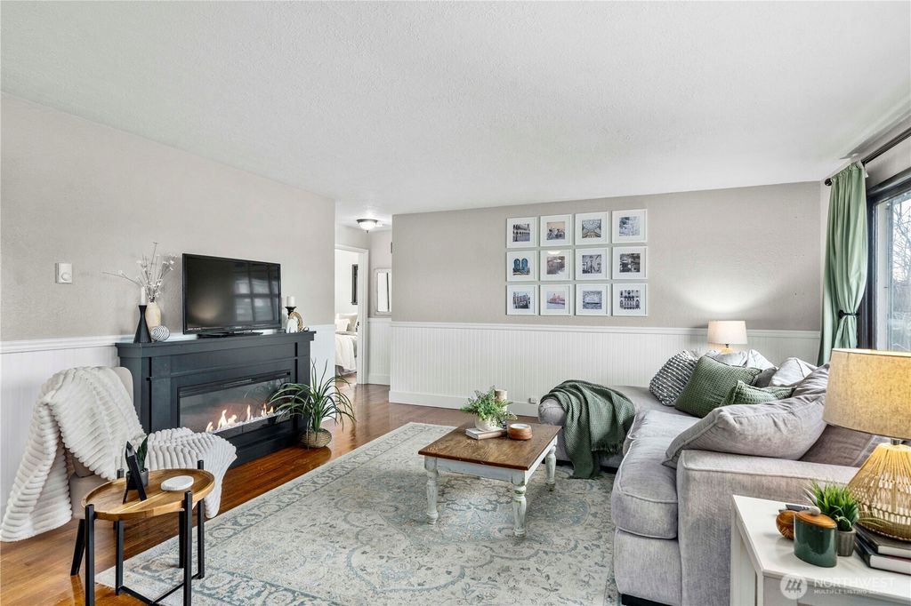 Photo of 1014 5th Avenue SW, Puyallup, WA 98371 (MLS # 2465433)