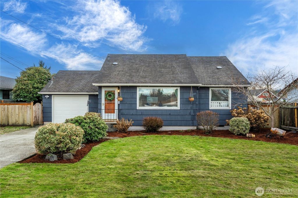 Photo of 1014 5th Avenue SW, Puyallup, WA 98371 (MLS # 2465433)