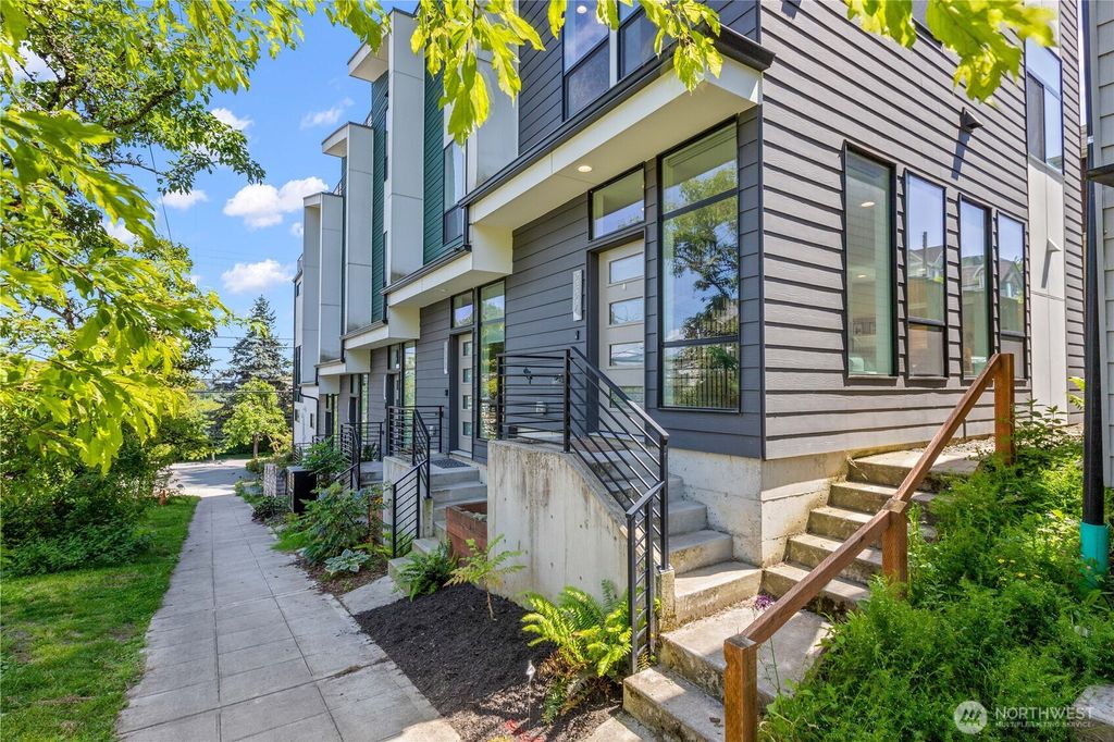 Photo of 2327 E Denny Way, Seattle, WA 98122 (MLS # 2526543)