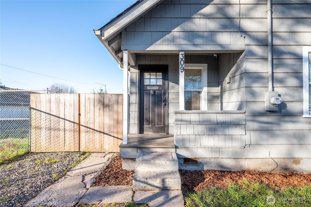 Photo of 309 NW 3rd Avenue, Kelso, WA 98626 (MLS # 2471080)