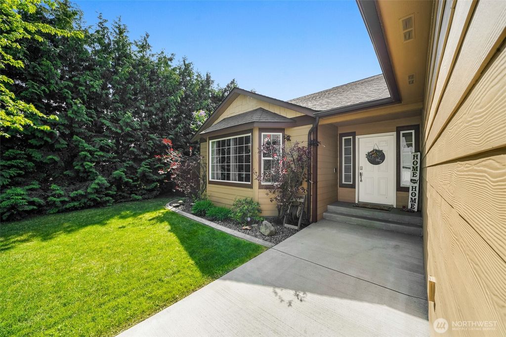 Photo of 442 Copley Drive, Moses Lake, WA 98837 (MLS # 2477200)