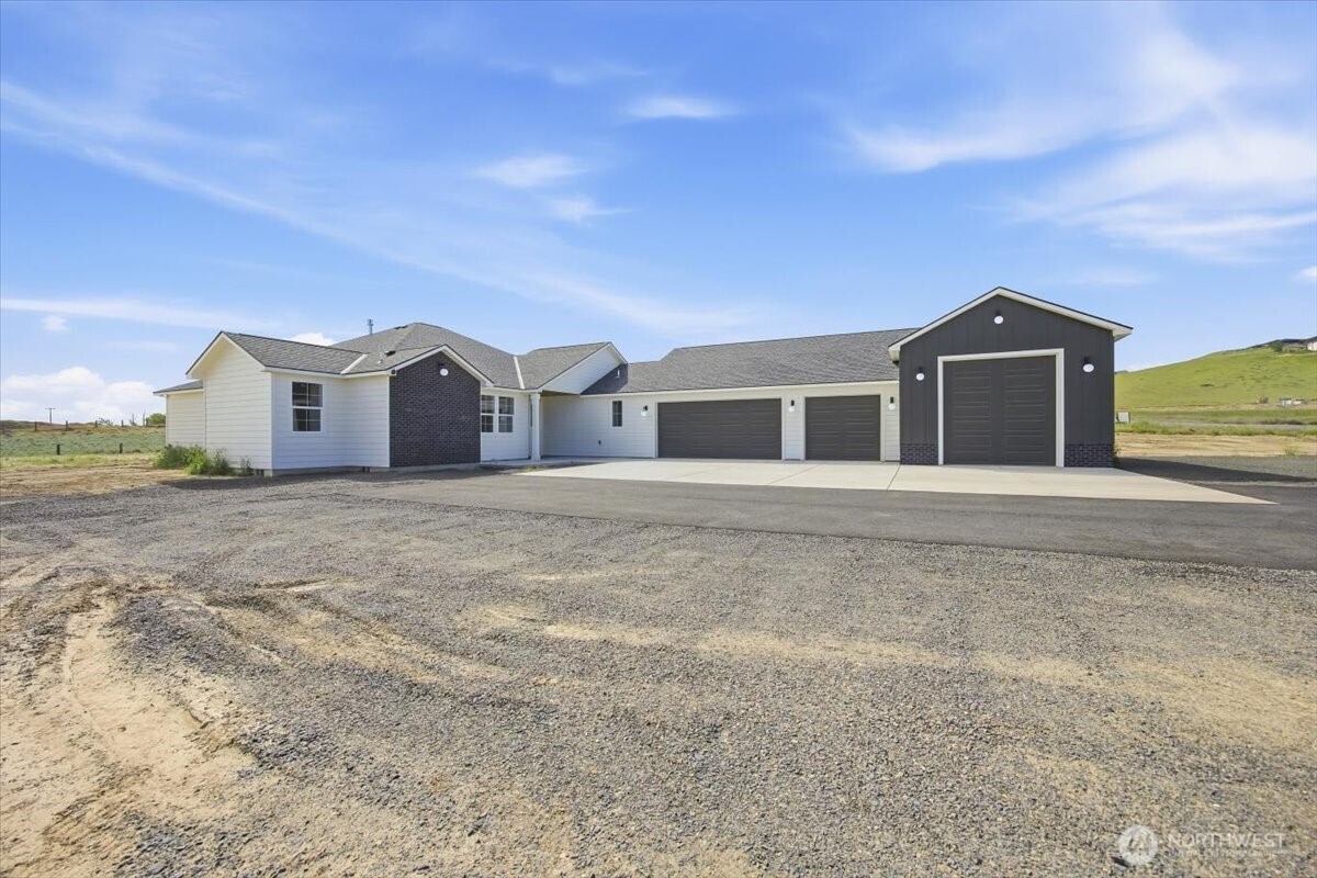 Kennewick, Washington, 99338, United States, 4 Bedrooms Bedrooms, ,3 BathroomsBathrooms,Residential,Active,1996297