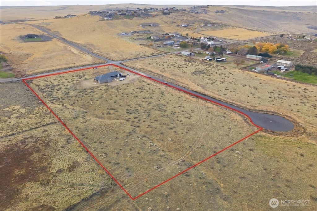 Photo of 29183 Mammoth Dr Dr, Kennewick, WA 99338 (MLS # 2456622)