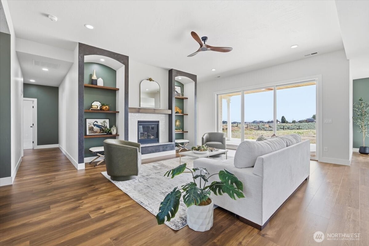Kennewick, Washington, 99338, United States, 4 Bedrooms Bedrooms, ,3 BathroomsBathrooms,Residential,Active,1996297