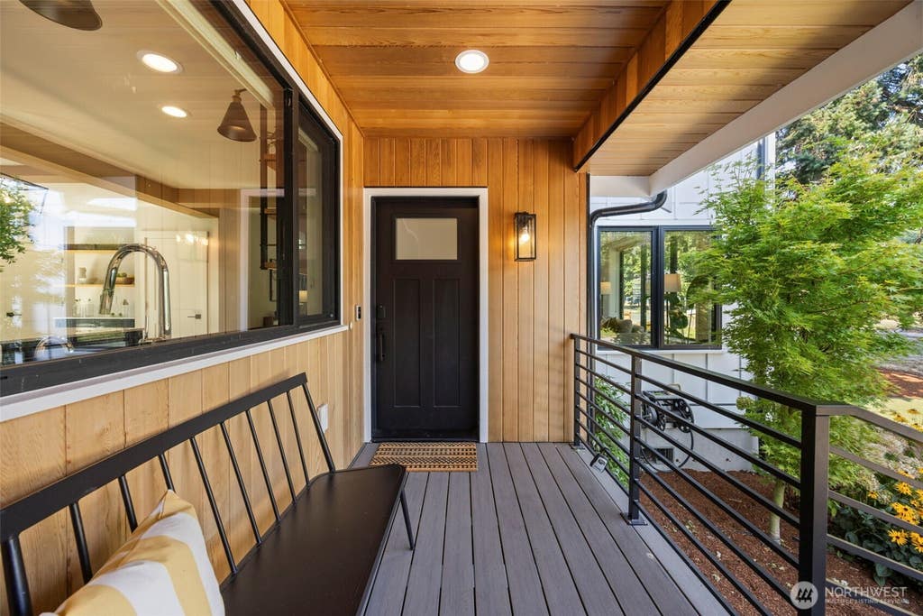 Photo of 9047 51st Avenue NE, Seattle, WA 98115 (MLS # 2574126)