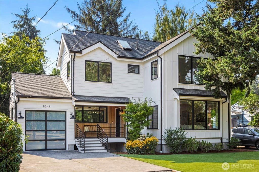 Photo of 9047 51st Avenue NE, Seattle, WA 98115 (MLS # 2574126)