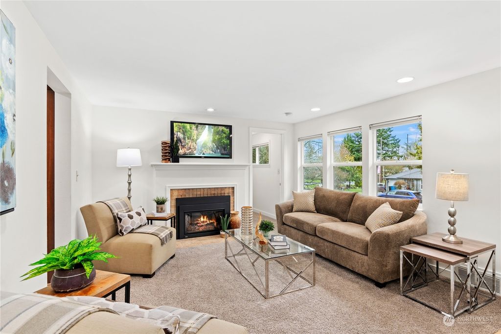 Photo of 15839 6th Avenue NE, Shoreline, WA 98155 (MLS # 2204238)