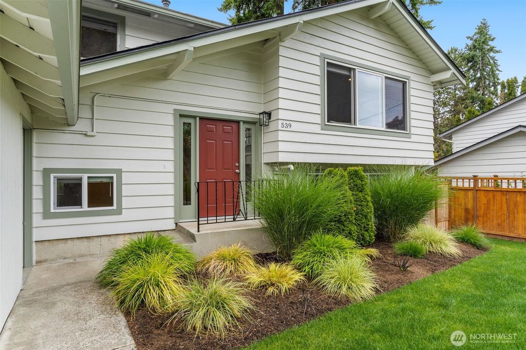 Photo of 539 129th Avenue SE, Bellevue, WA 98005 (MLS # 2390220)