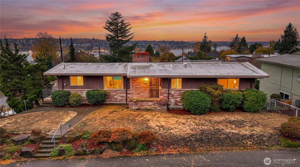 Photo of 1401 Lincoln Avenue NE, Renton, WA 98056 (MLS # 2509450)
