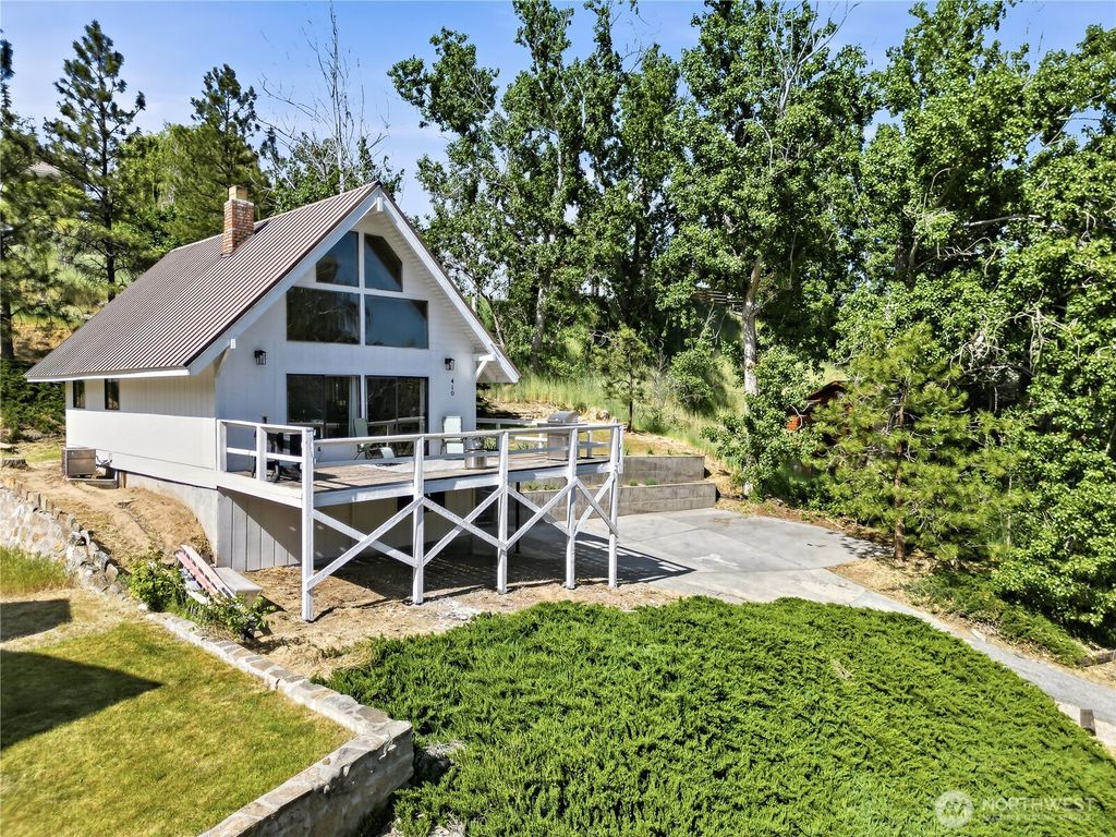 Photo of 410 Shady Lane, Wenatchee, WA 98801 (MLS # 2518981)