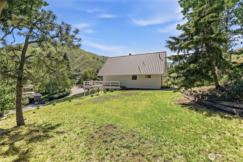 Photo of 410 Shady Lane, Wenatchee, WA 98801 (MLS # 2518981)