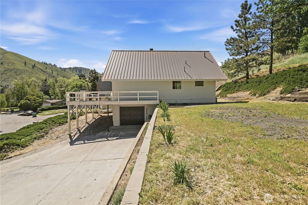Photo of 410 Shady Lane, Wenatchee, WA 98801 (MLS # 2518981)