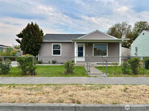Photo of 2207 W Spruce Street, Moses Lake, WA 98837 (MLS # 2426717) Photo of 2207 W Spruce Street, Moses Lake, WA 98837 (MLS # 2426717)