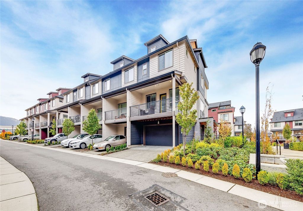 Photo of 940 6th Avenue NE, Issaquah, WA 98029 (MLS # 2364027)