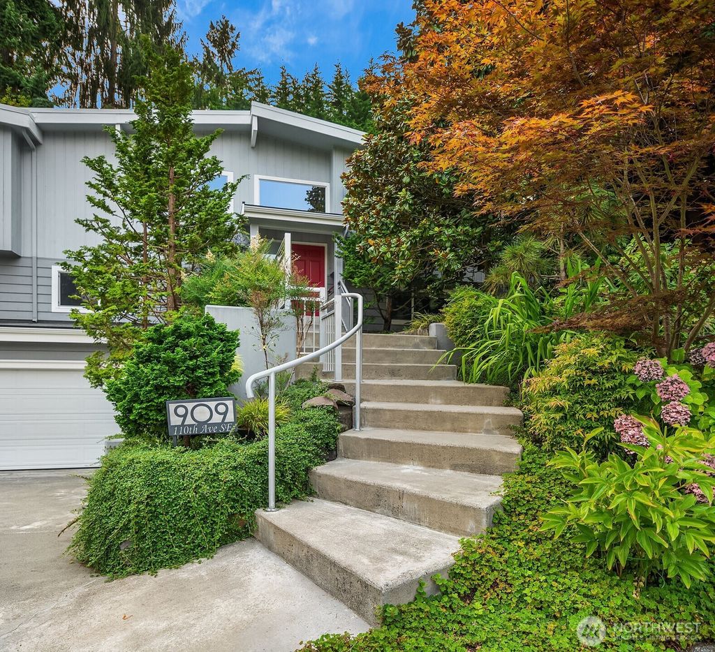 Photo of 909 110th Avenue SE, Bellevue, WA 98004 (MLS # 2428792)