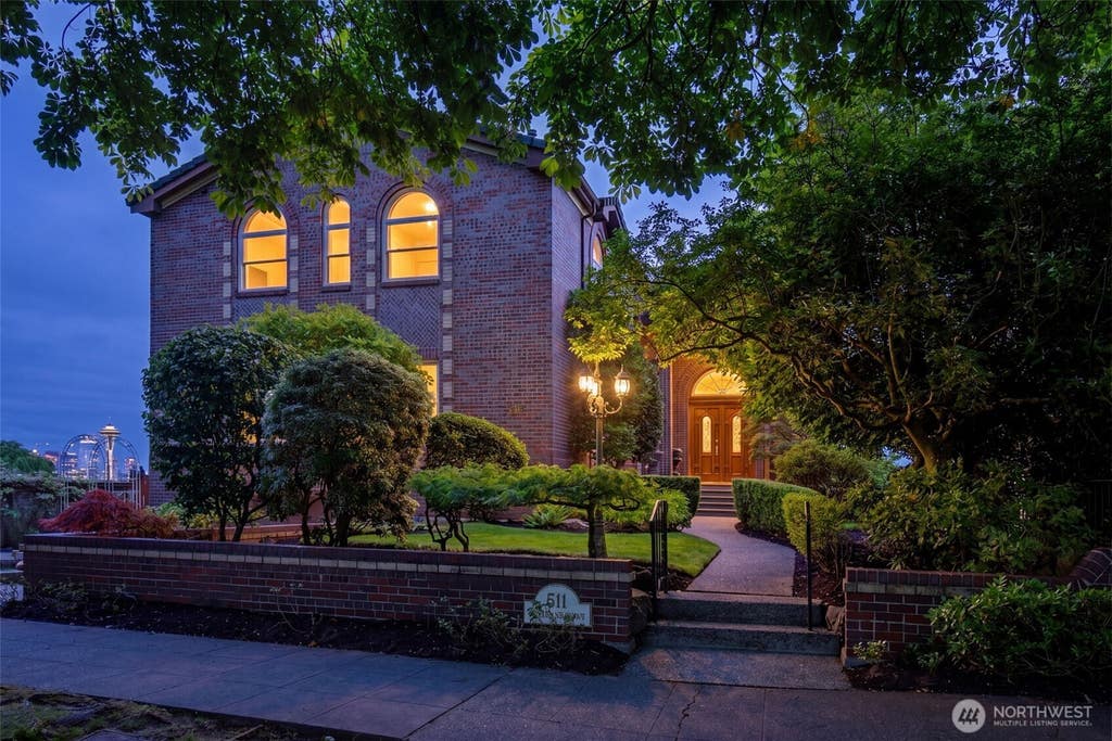 Photo of 511 W Highland Drive, Seattle, WA 98119 (MLS # 2538038)