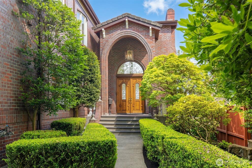 Photo of 511 W Highland Drive, Seattle, WA 98119 (MLS # 2538038)