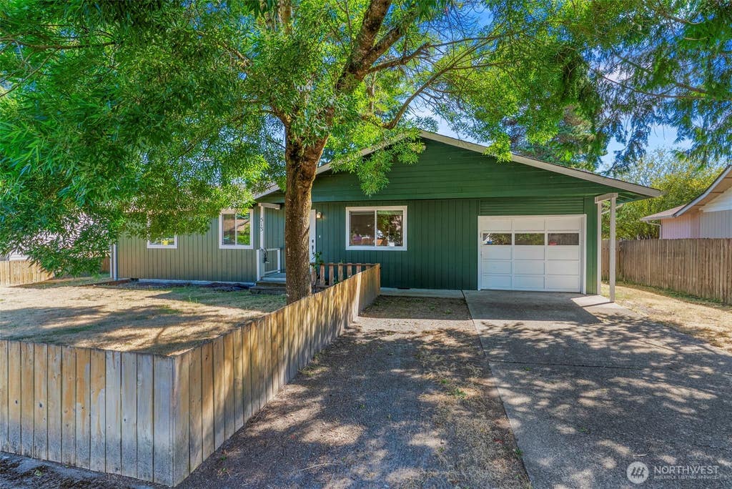Photo of 513 SW Diane Street, Castle Rock, WA 98611 (MLS # 2569009)