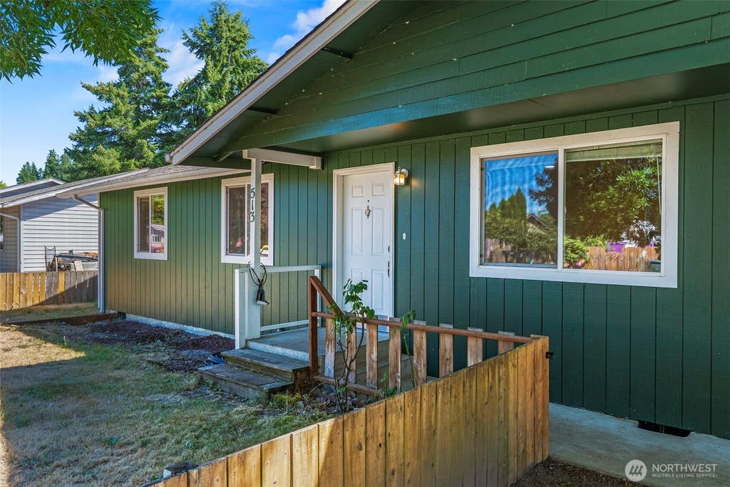 Photo of 513 SW Diane Street, Castle Rock, WA 98611 (MLS # 2569009)