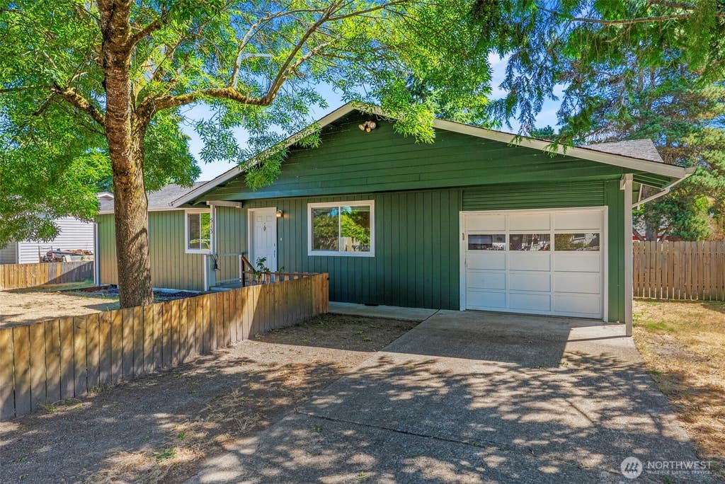 Photo of 513 SW Diane Street, Castle Rock, WA 98611 (MLS # 2569009)