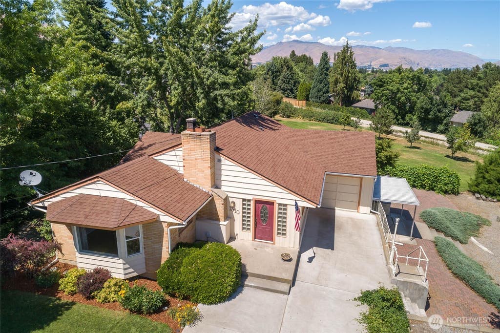 Photo of 1310 Red Apple Road, Wenatchee, WA 98801 (MLS # 2546588)