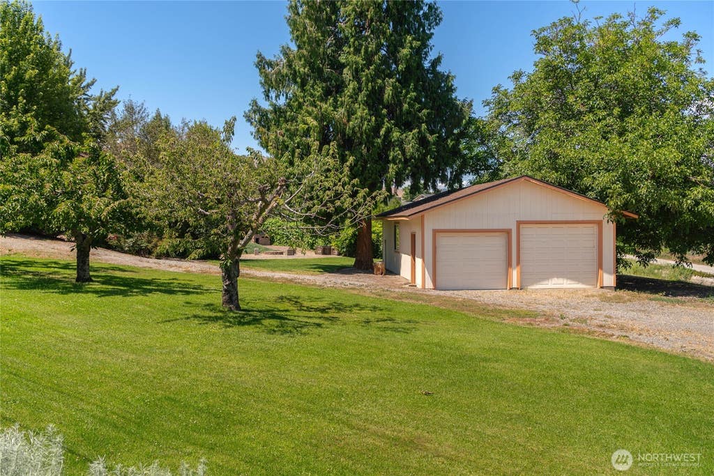 Photo of 1310 Red Apple Road, Wenatchee, WA 98801 (MLS # 2546588)