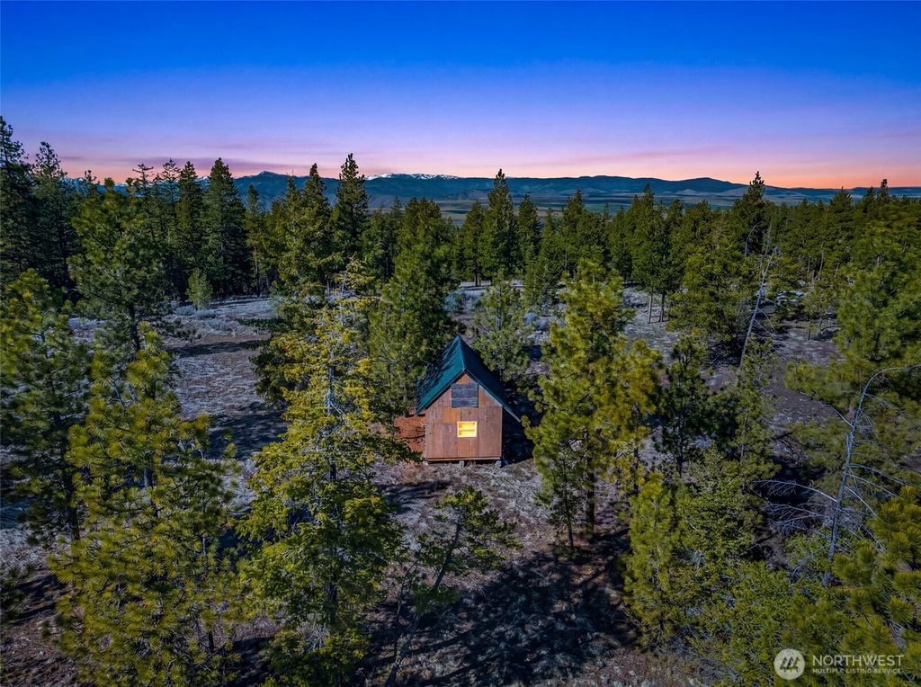 Photo of 110 Blue Bird Ln Ln, East Wenatchee, WA 98802 (MLS # 2502608)