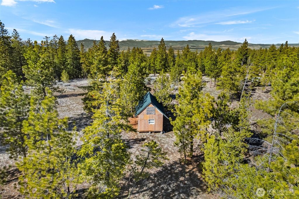 Photo of 110 Blue Bird Ln Ln, East Wenatchee, WA 98802 (MLS # 2502608)