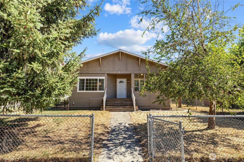 Photo of 402 S Pearl Street, Ellensburg, WA 98926 (MLS # 2576258)