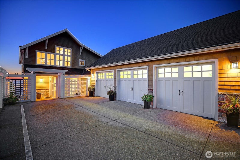 211 N Sunset