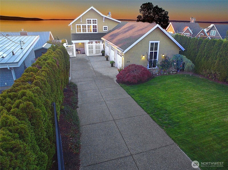 211 N Sunset