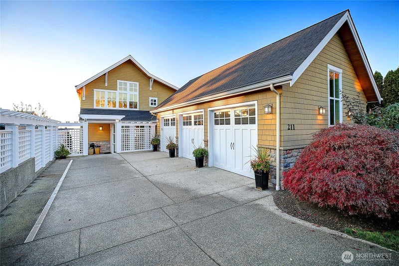 211 N Sunset