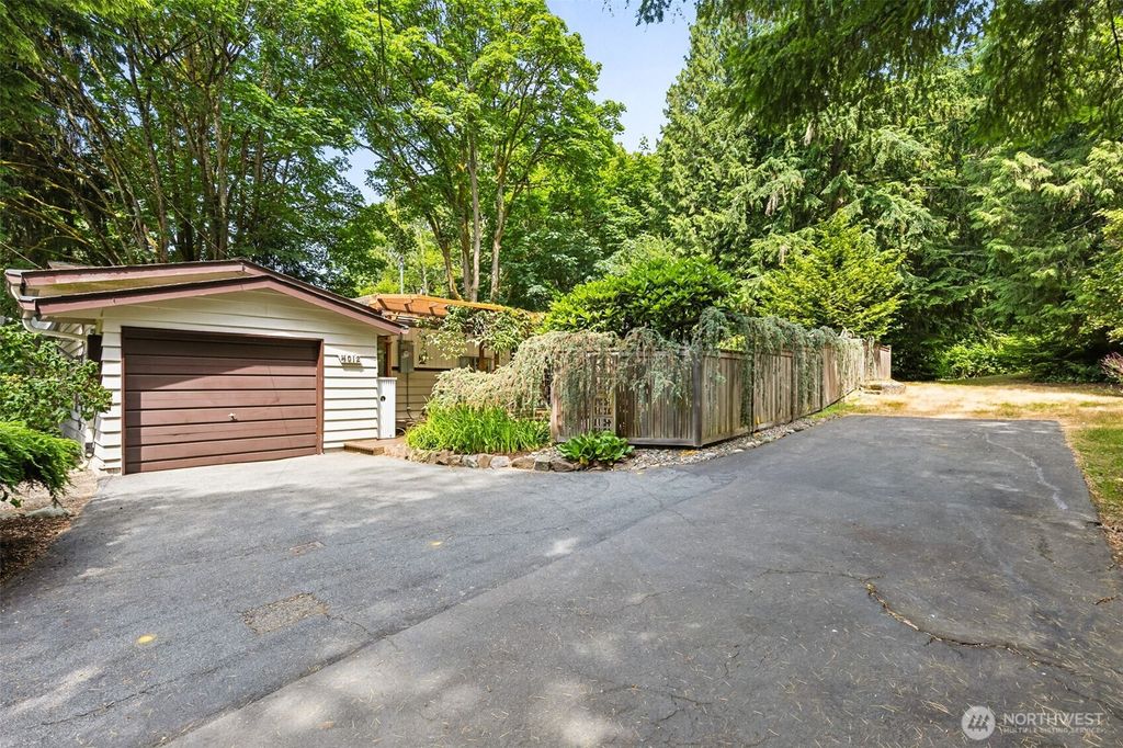 Photo of 4012 NE 197th St St, Lake Forest Park, WA 98155 (MLS # 2389151)