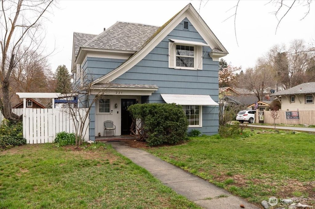 Photo of 225 S Division Street, Cashmere, WA 98815 (MLS # 2501734)