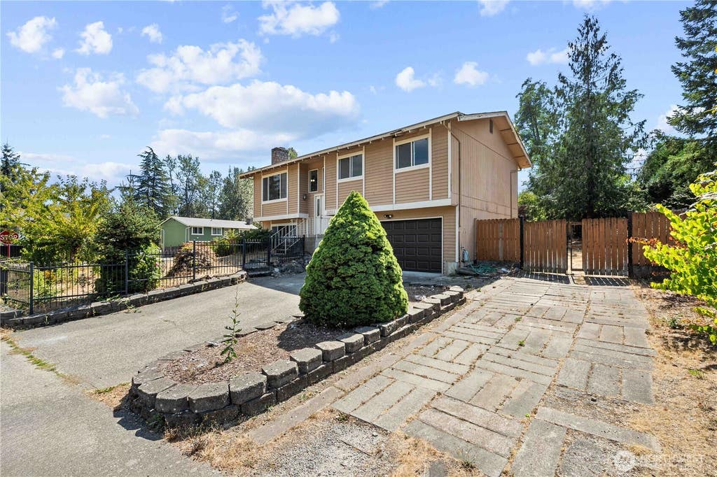 Photo of 14511 SE 254th Street, Kent, WA 98042 (MLS # 2569750)