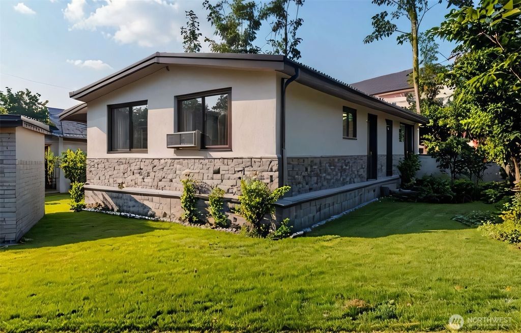 Photo of 14322 Admiralty Way #9, Lynnwood, WA 98087 (MLS # 2465272)