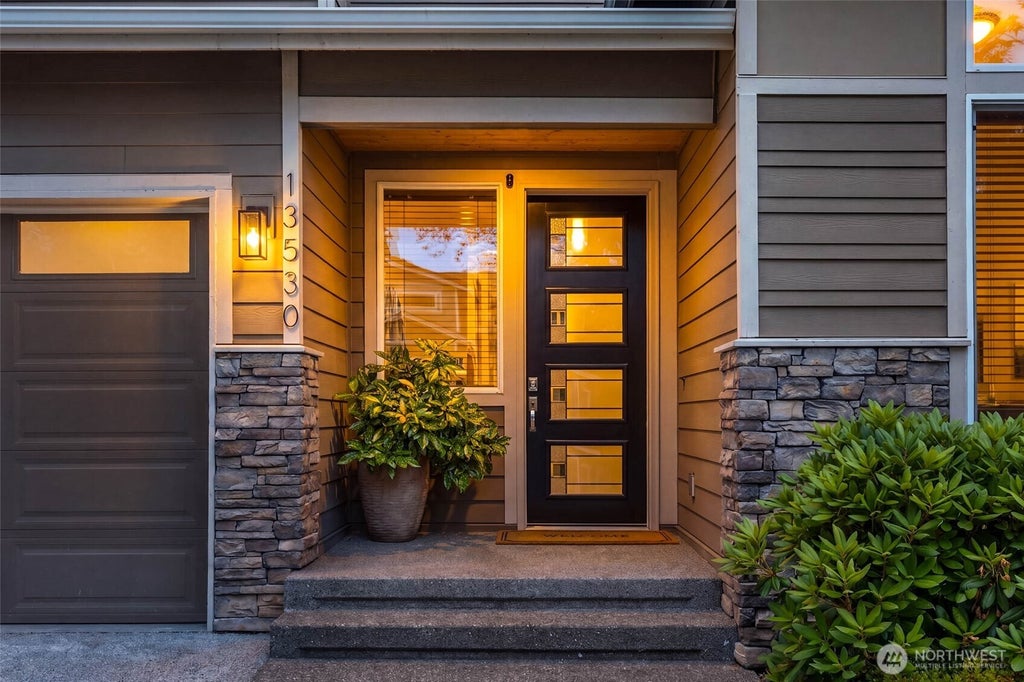Photo of 13530 NE 128th Place, Kirkland, WA 98034 (MLS # 2537002)