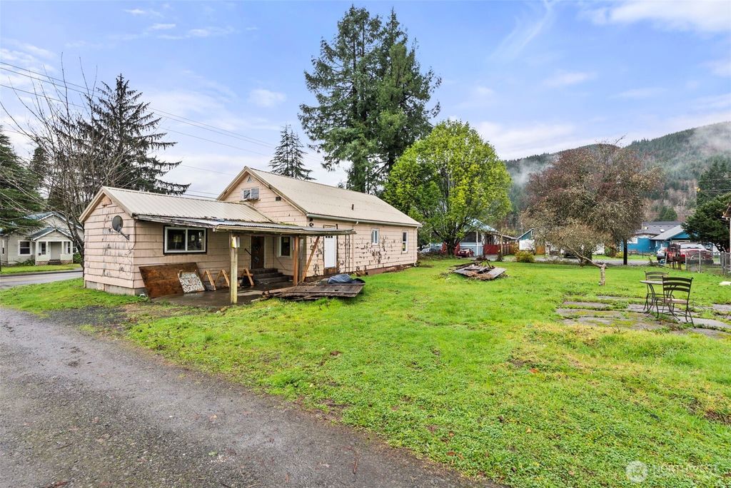 Photo of 1507 Park Avenue, Raymond, WA 98577 (MLS # 2459960)