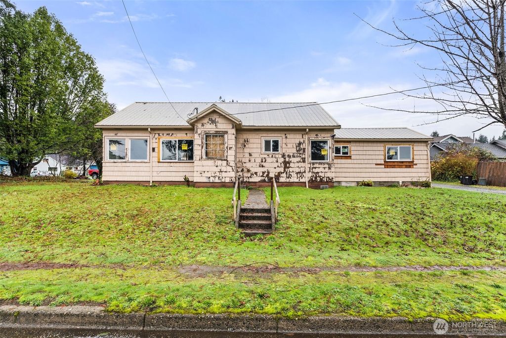 Photo of 1507 Park Avenue, Raymond, WA 98577 (MLS # 2459960)