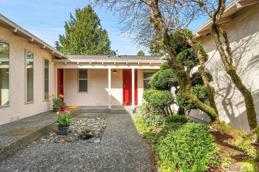 Photo of 1040 NW 196th Street, Shoreline, WA 98177 (MLS # 2345333)