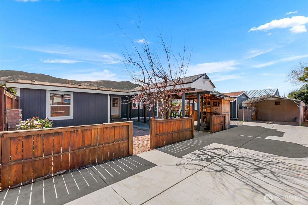 Photo of 23 Hanna Avenue, Rock Island, WA 98850 (MLS # 2490802)