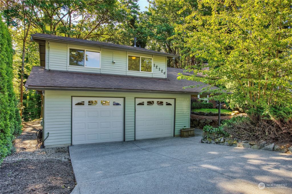Photo of 12124 SE 46th Place, Bellevue, WA 98006 (MLS # 2134835)