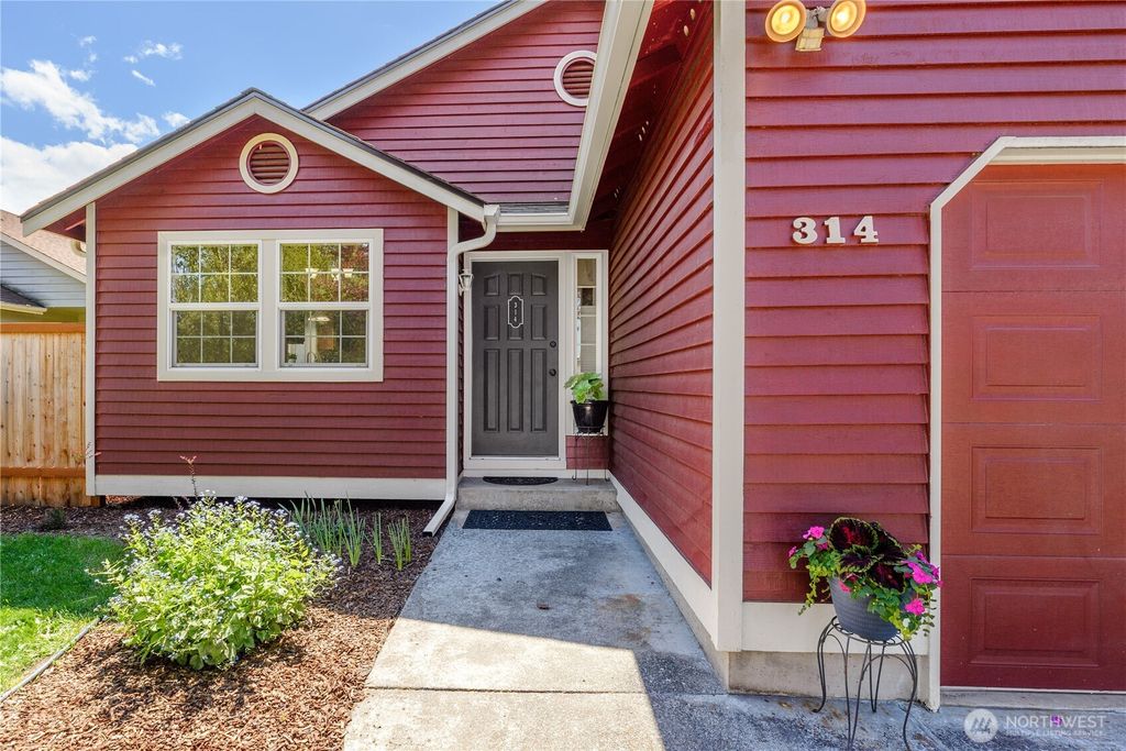 Photo of 314 W Columbus Avenue, Port Angeles, WA 98362 (MLS # 2521719)