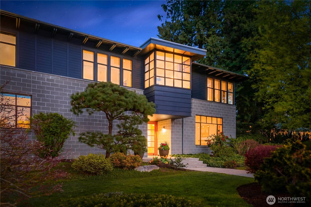 Photo of 4218 92nd Avenue NE, Yarrow Point, WA 98004 (MLS # 2579690)