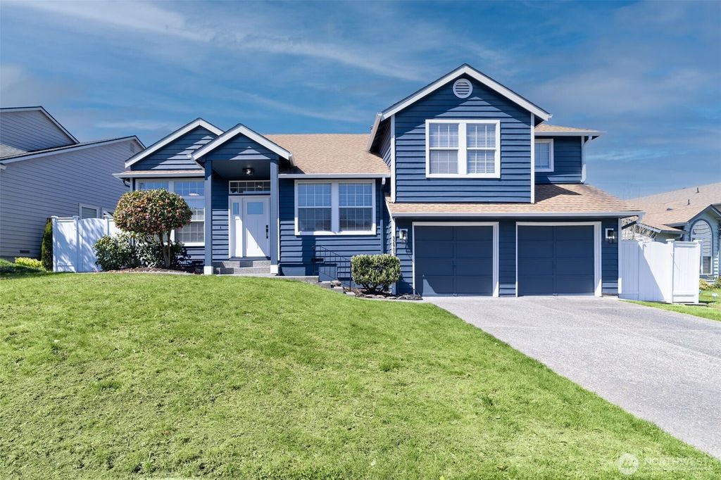 Photo of 32903 17th Avenue SW, Federal Way, WA 98023 (MLS # 2365027)