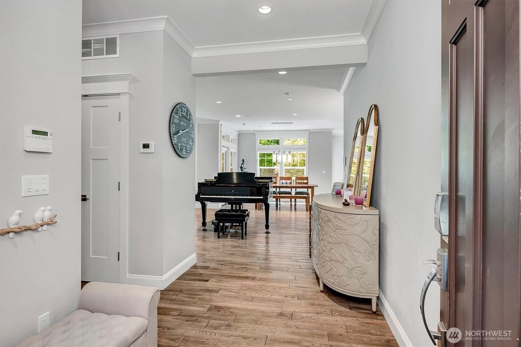 Photo of 9950 SE 39th Street, Mercer Island, WA 98040 (MLS # 2541926)
