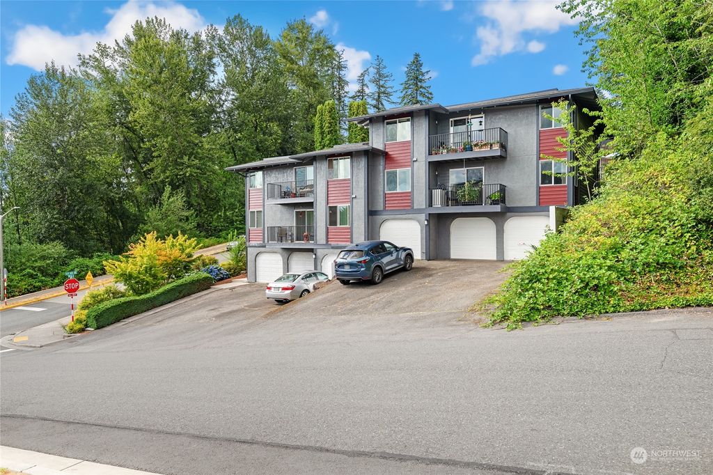 Photo of 16908 NE 82nd Street, Redmond, WA 98052 (MLS # 2271388)