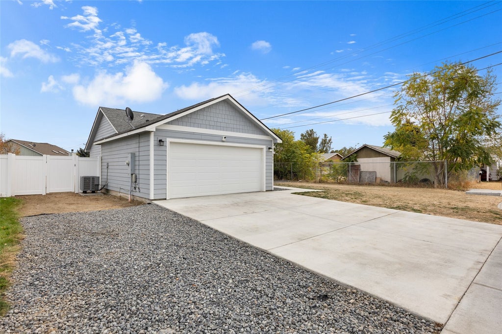 Photo of 1521 S Roberta Street, Moses Lake, WA 98837 (MLS # 2596631)